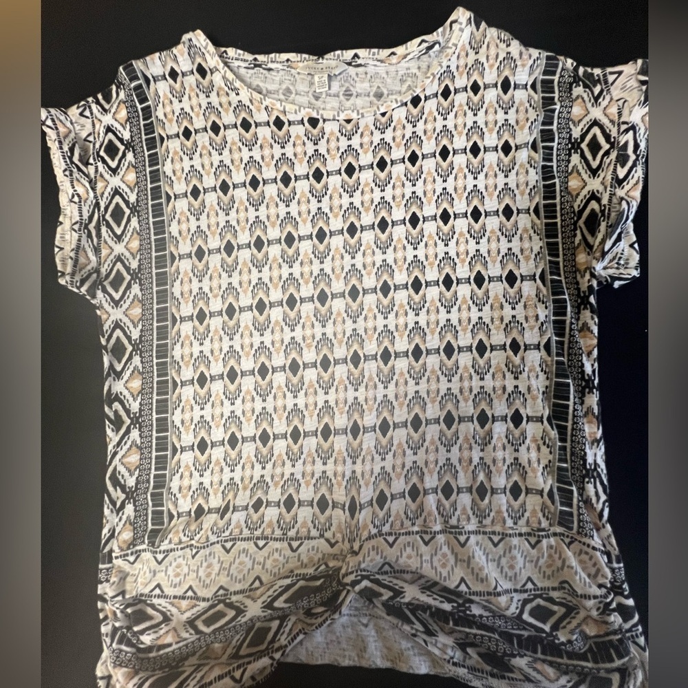LUCKY BRAND GEOMETRIC PRINT TOP - BLACK/WHITE/TAN SIZE SMALL. CAP SLEEVES